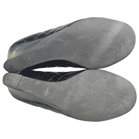 Tory Burch "Quinn" quilted patent leather wedge pump‎ - Picture 7 of 8